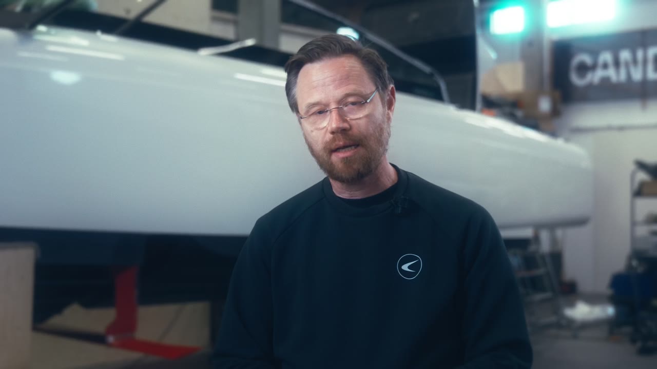 Episode 1: Gustav Hasselskog, founder and CEO of Candela, in front of a boat in the workshop.